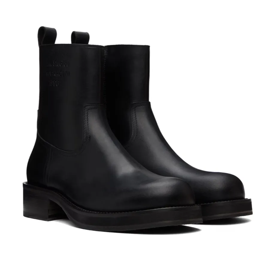 ACNE STUDIOS
Black Leather Waxed Boots