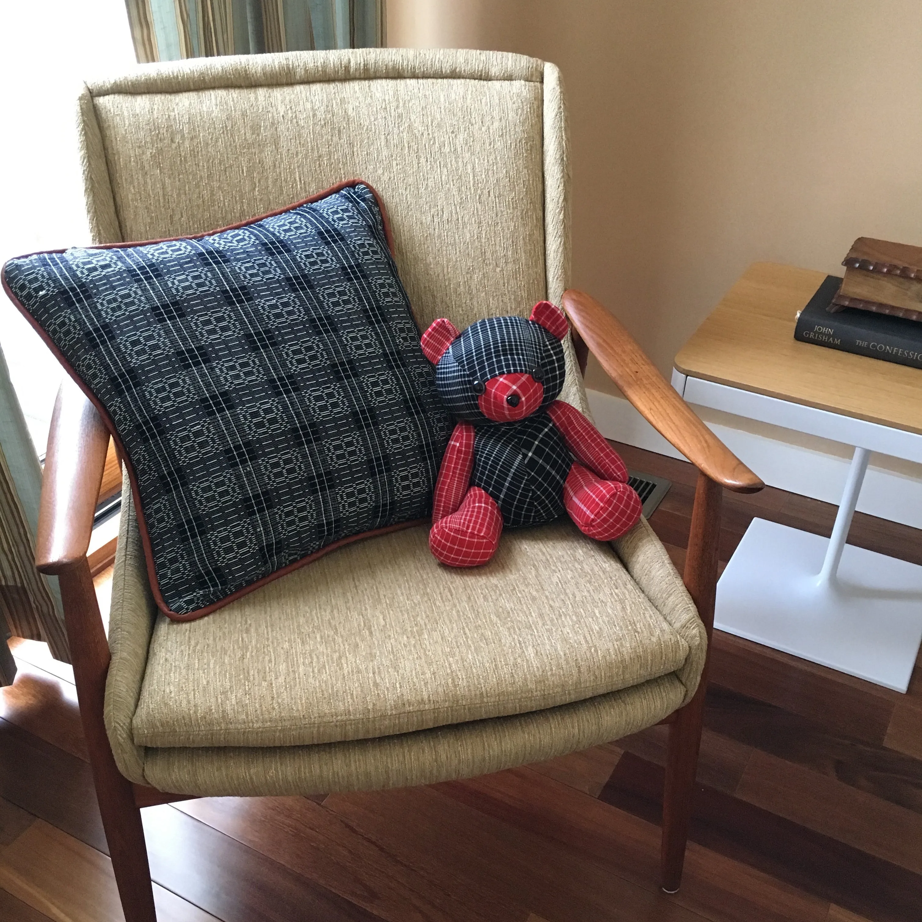 Binacol accent pillow with leather piping