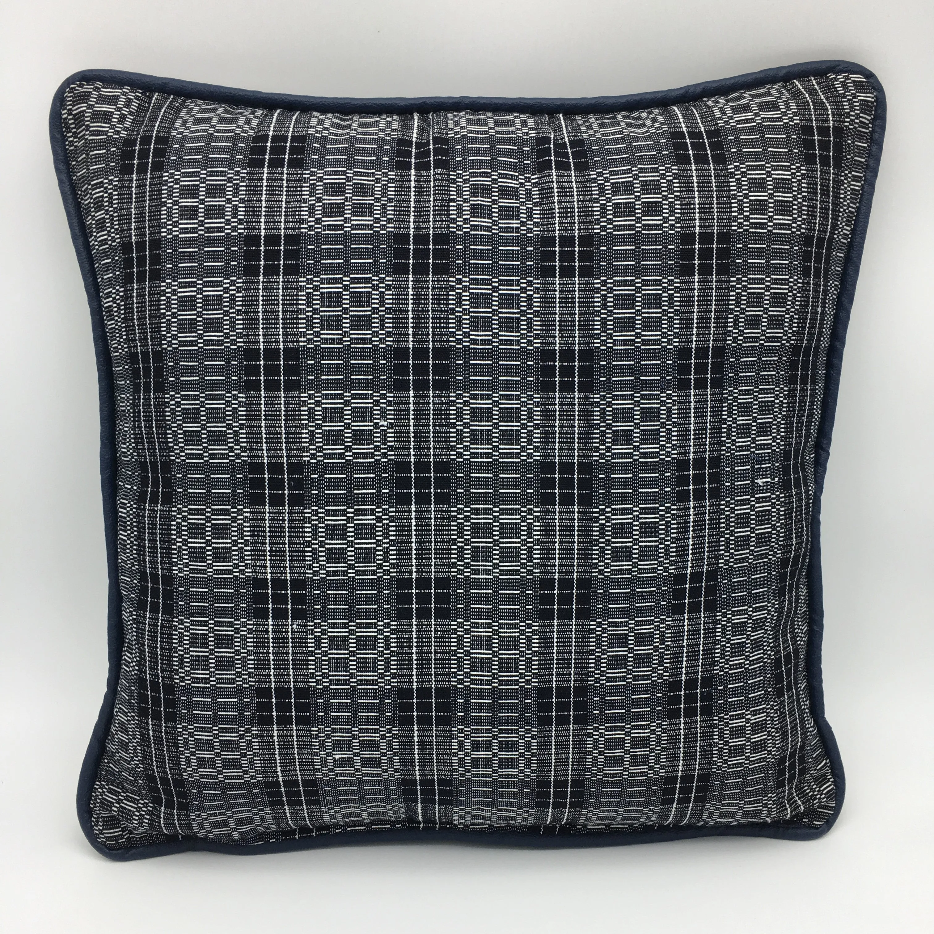 Binacol accent pillow with leather piping