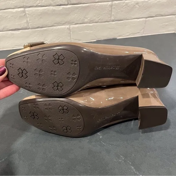 Naturalizer sz 8.5 Xavier taupe and cream faux leather heeled loafer