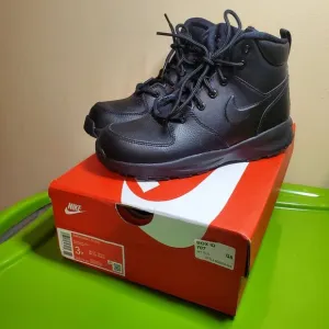 NIKE Boy's Manoa Leather Triple Black Boots Size 3Y
